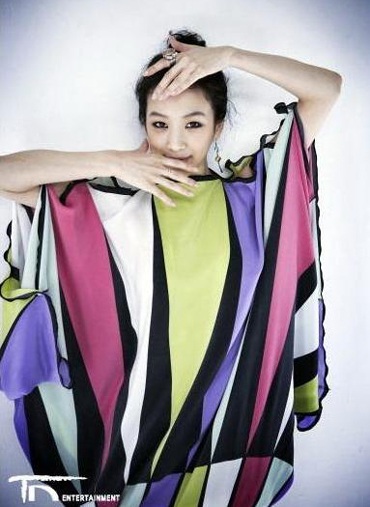 Jung Ryeo Won mong manh trên Marie Claire - 9