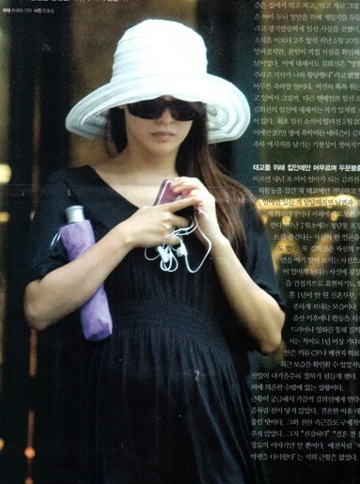 “Bà bầu” Kim Hee Sun lại khoe dáng - 1