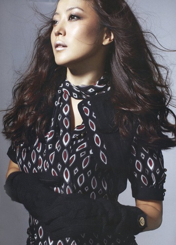 “Bà bầu” Kim Hee Sun lại khoe dáng - 3