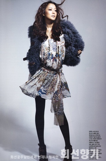 “Bà bầu” Kim Hee Sun lại khoe dáng - 4