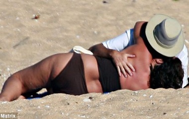 Pierce Brosnan âu yếm vợ trên bãi biển - 1