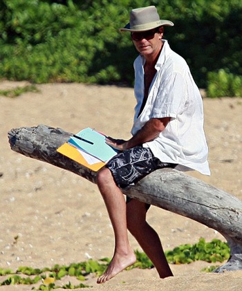 Pierce Brosnan âu yếm vợ trên bãi biển - 3