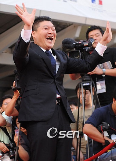 Sao Hàn khoe sắc trên thảm đỏ LHP Chungmuro - 14