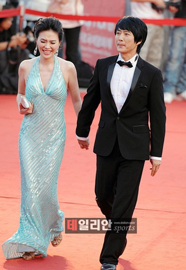 Sao Hàn khoe sắc trên thảm đỏ LHP Chungmuro - 16