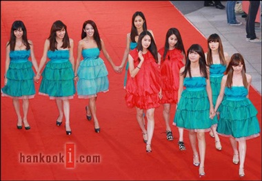 Sao Hàn khoe sắc trên thảm đỏ LHP Chungmuro - 22