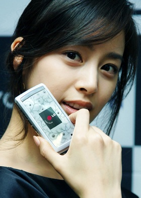 Kim Tae Hee “bắt mắt” trong clip quảng cáo điện thoại - 2