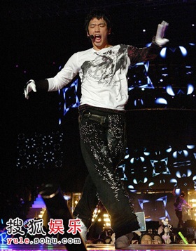 Nhóm nhạc nam DBSK “lấn lướt” Lee Hyori - 3