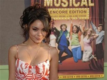 Vanessa Hudgens xin lỗi fan vì để lộ ảnh "nóng" - 1