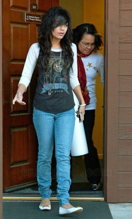 Vanessa Hudgens phải gặp bác sỹ tâm lý - 1