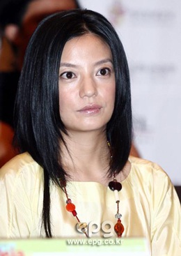 Triệu Vy: “Khi hát, tôi quên đi những đồn thổi về mình...” - 4