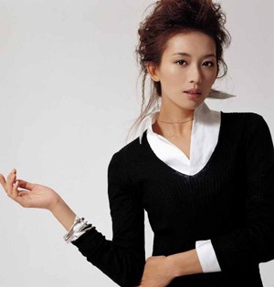 Lâm Chí Linh: Bình hoa di động đúng nghĩa - 1