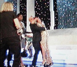 Hoa hậu hoàn vũ 2006 ngất xỉu sau lễ đăng quang - 1