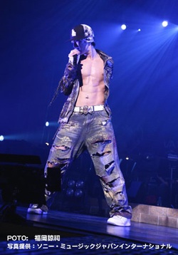 Ngô Kiến Hào “đua” cơ bắp với Rain - 1