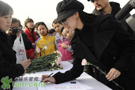 Chùm ảnh: Bạn bè đưa tiễn Lý Úc về nơi an nghỉ cuối cùng - 4