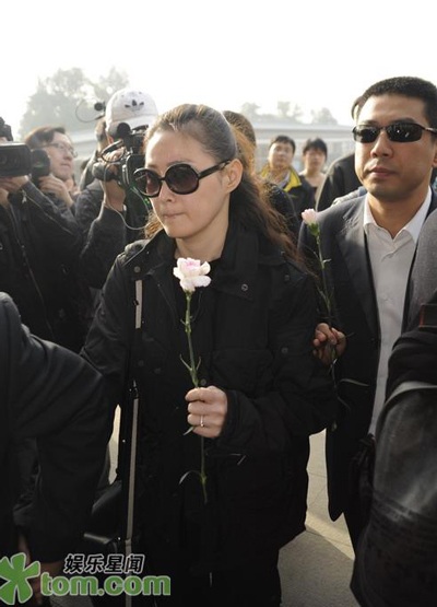 Chùm ảnh: Bạn bè đưa tiễn Lý Úc về nơi an nghỉ cuối cùng - 5