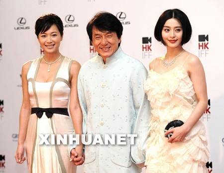 Thành Long được mỹ nhân “hộ tống” - 1