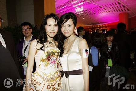 Thành Long được mỹ nhân “hộ tống” - 15