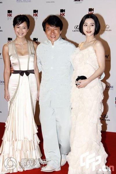 Thành Long được mỹ nhân “hộ tống” - 2