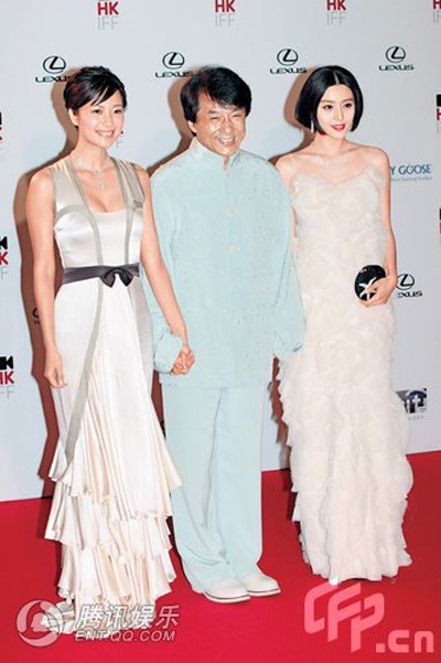 Thành Long được mỹ nhân “hộ tống” - 3