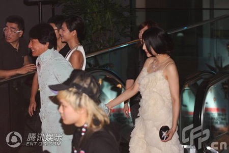 Thành Long được mỹ nhân “hộ tống” - 6