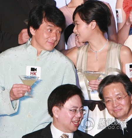 Thành Long được mỹ nhân “hộ tống” - 8