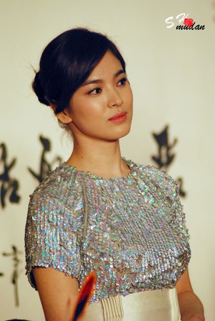 Song Hye Kyo đẹp lung linh trong mắt đồng nghiệp - 11