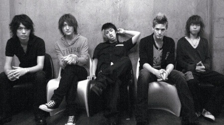 Một nam ca sĩ của Nhật bị tạm giữ vì “sàm sỡ” - 2