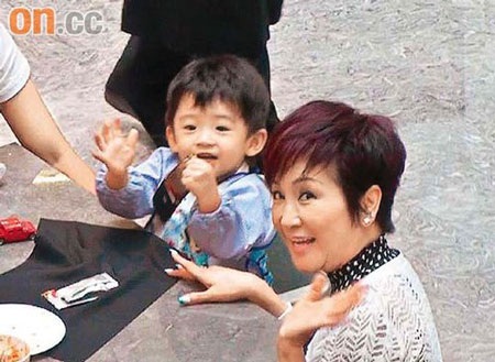 Mới 2 tuổi, con trai Trương Bá Chi được mời làm người phát ngôn - 4