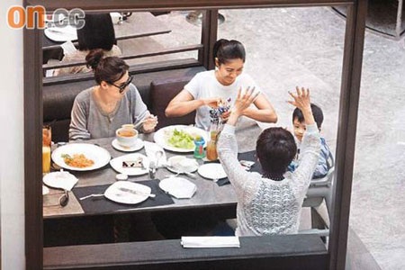 Mới 2 tuổi, con trai Trương Bá Chi được mời làm người phát ngôn - 6