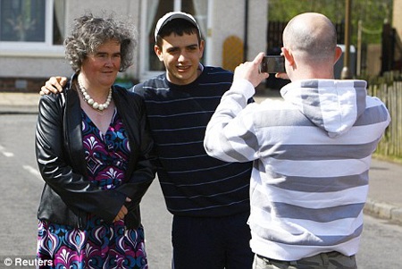 Susan Boyle bắt đầu “chăm chút” tới ngoại hình - 3 Susan Boyle bắt đầu “chăm chút” tới ngoại hình - 3