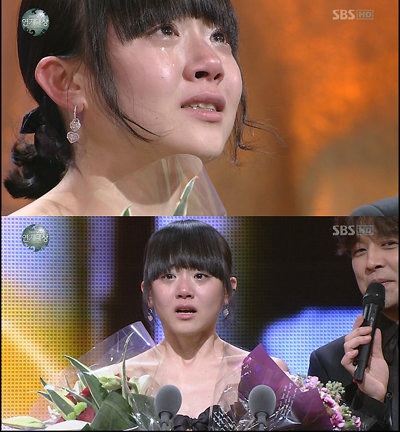 Moon Geun Young bật khóc khi nhận giải Daesang - 9 Moon Geun Young bật khóc khi nhận giải Daesang - 9