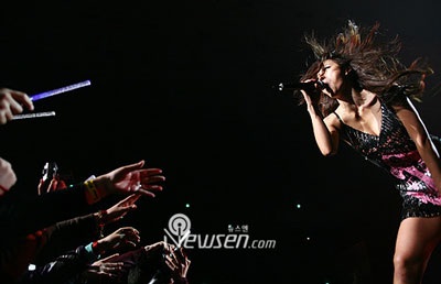 Lee Hyori vẫn nóng bỏng trong đêm diễn đầu tiên - 10