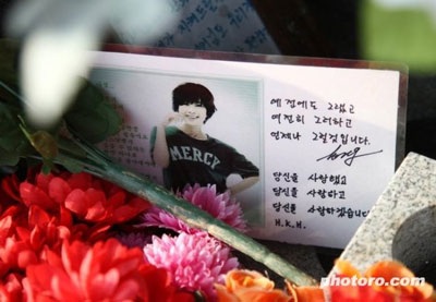 Fan viếng mộ Choi Ji Shil nhân ngày sinh nhật - 5 Fan viếng mộ Choi Ji Shil nhân ngày sinh nhật - 5