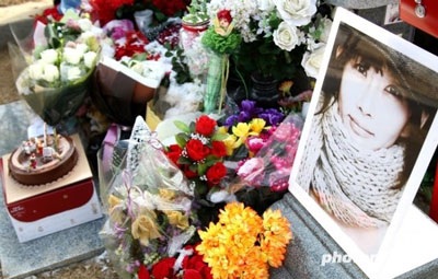 Fan viếng mộ Choi Ji Shil nhân ngày sinh nhật - 6 Fan viếng mộ Choi Ji Shil nhân ngày sinh nhật - 6