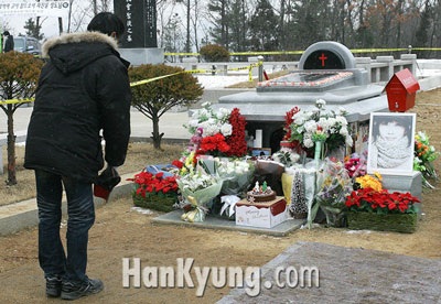 Fan viếng mộ Choi Ji Shil nhân ngày sinh nhật - 1 Fan viếng mộ Choi Ji Shil nhân ngày sinh nhật - 1