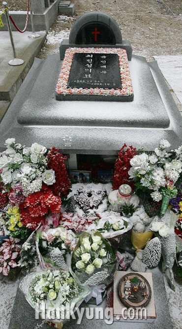 Fan viếng mộ Choi Ji Shil nhân ngày sinh nhật - 2 Fan viếng mộ Choi Ji Shil nhân ngày sinh nhật - 2
