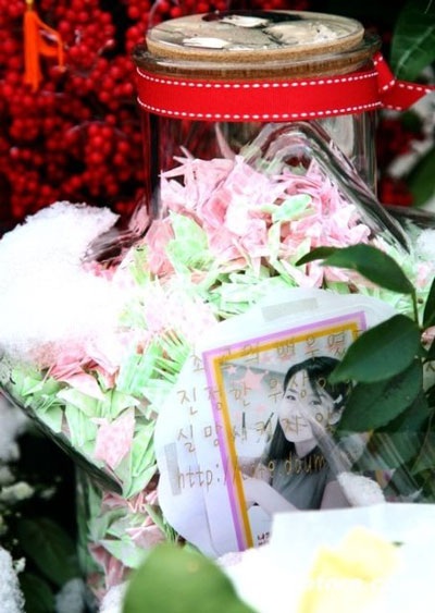 Fan viếng mộ Choi Ji Shil nhân ngày sinh nhật - 3 Fan viếng mộ Choi Ji Shil nhân ngày sinh nhật - 3