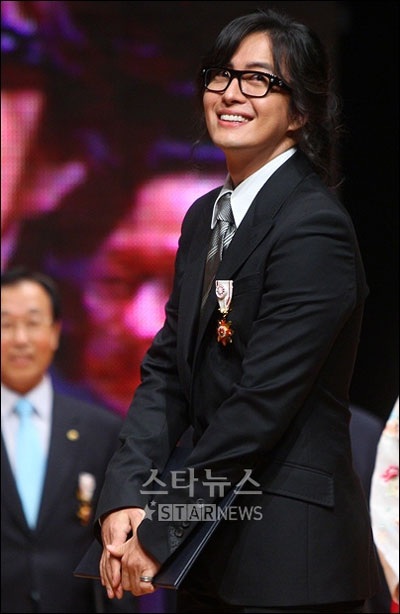 Bae Yong Joon làm và bán kim chi - 2