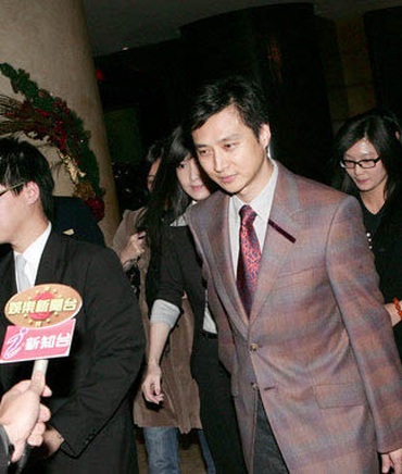 Nghê Chấn và Châu Huệ Mẫn cùng “lộ diện” sau scandal - 2 Nghê Chấn và Châu Huệ Mẫn cùng “lộ diện” sau scandal - 2