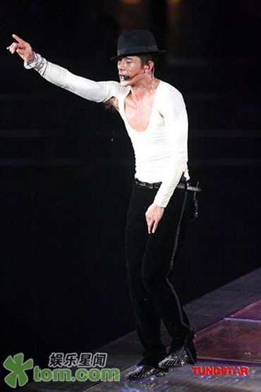 Ấn tượng với trang phục biểu diễn của Quách Phú Thành - 1