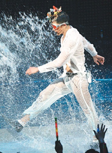 Ấn tượng với trang phục biểu diễn của Quách Phú Thành - 10