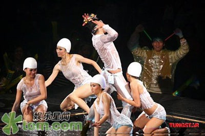 Ấn tượng với trang phục biểu diễn của Quách Phú Thành - 13