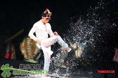 Ấn tượng với trang phục biểu diễn của Quách Phú Thành - 14