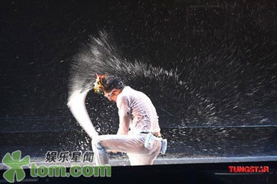 Ấn tượng với trang phục biểu diễn của Quách Phú Thành - 15