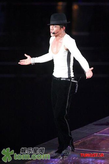 Ấn tượng với trang phục biểu diễn của Quách Phú Thành - 2