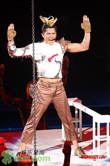 Ấn tượng với trang phục biểu diễn của Quách Phú Thành - 4