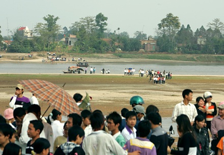 Trăm trai làng hừng hực cướp quả lộc - 2