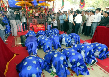 Trăm trai làng hừng hực cướp quả lộc - 3