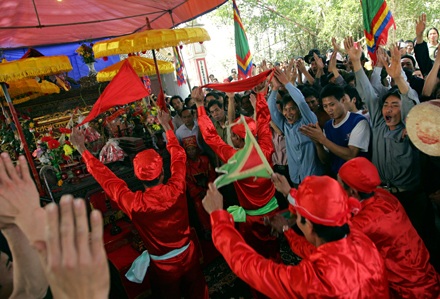 Trăm trai làng hừng hực cướp quả lộc - 5