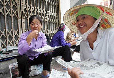 Những đóng góp đằng sau mặt báo - 2